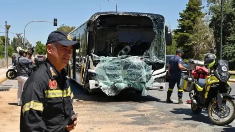 Përplasen dy autobusë në Athinë, 47 të plagosur, mes tyre dhe fëmijë