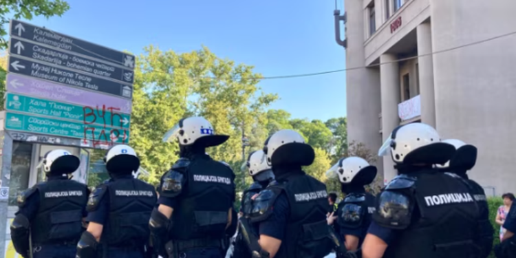 Policia heq bllokadat e trafikut, disa të ndaluar në Serbi