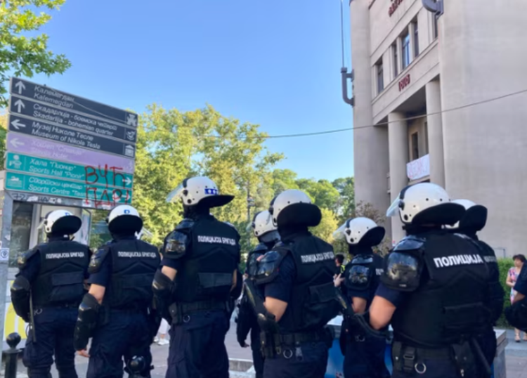 Policia heq bllokadat e trafikut, disa të ndaluar në Serbi