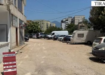 Ktheu hapësirën publike në parkim privat te Astiri, merret nën hetim 54-vjeçari në Tiranë