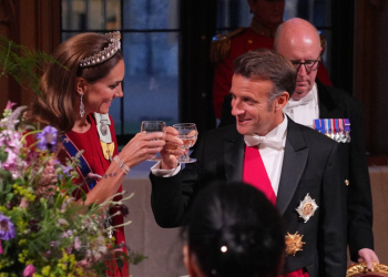 Emmanuel Macron “flirton” me princeshën britanike, i shkel syrin gjatë banketit në Kështjellën Windsor.