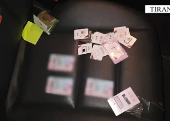 Falsifikonte karta identiteti dhe me ato aplikonte për kredi, pranga 21-vjeçarit në Tiranë