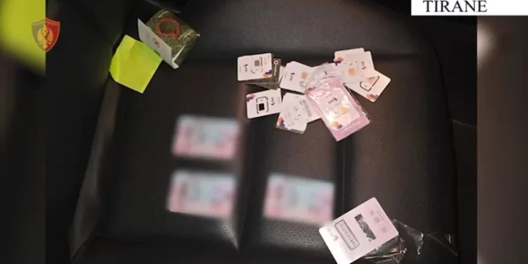 Falsifikonte karta identiteti dhe me ato aplikonte për kredi, pranga 21-vjeçarit në Tiranë