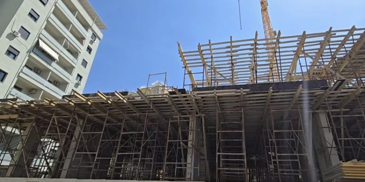 Sekuestrohet pallati në Vlorë, Rama: Këtë fat do të kenë të gjitha objektet me shkelje të lejes së ndërtimit