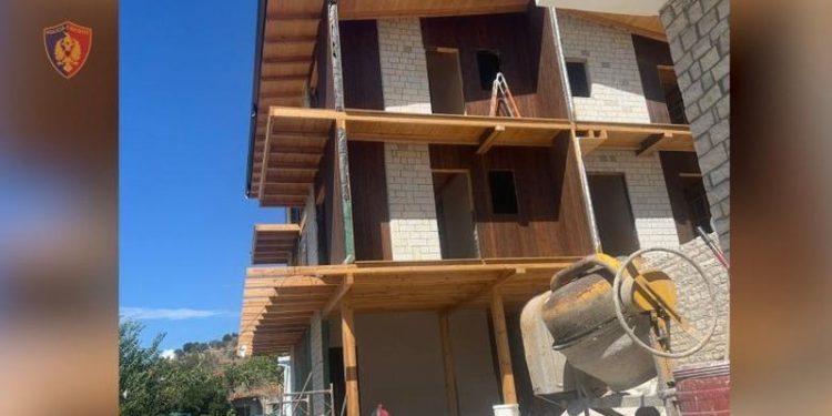 Ndërtoi hotel 3 kate pa leje, arrestohet i riu