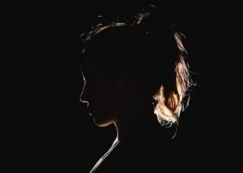 Rasti që ka tronditur Greqinë/ Babai përdhunoi të bijën për rreth 2 dekada, 31-vjeçarja lind një fëmijë