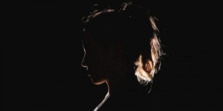 Rasti që ka tronditur Greqinë/ Babai përdhunoi të bijën për rreth 2 dekada, 31-vjeçarja lind një fëmijë