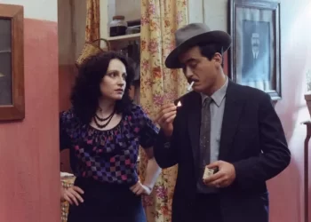 Historia e këngës “Mëma ime Greqi – Majmun evgjitësh” dhe krahasimi me realitetin e Shqipërisë