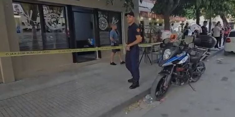 Vlorë/ I riu goditet me thikë pranë zemrës brenda një berberhane