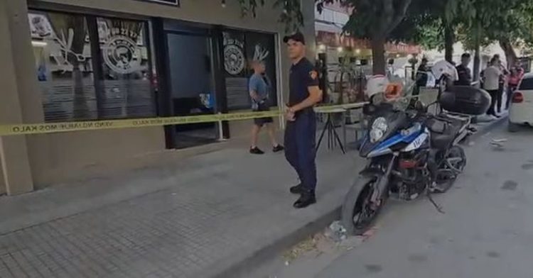 Vlorë/ I riu goditet me thikë pranë zemrës brenda një berberhane