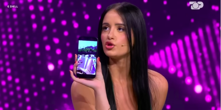 Libri si çantë dore dhe padija si krenari