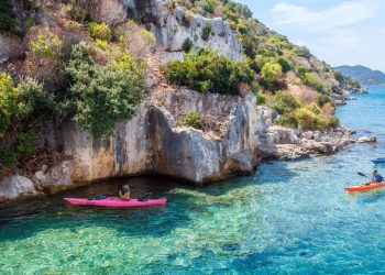 Britanikët po lënë Mesdheun për Shqipërinë – Influencuesit në TikTok nxisin trendin për të vizituar Shqipërinë