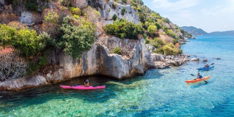 Britanikët po lënë Mesdheun për Shqipërinë – Influencuesit në TikTok nxisin trendin për të vizituar Shqipërinë