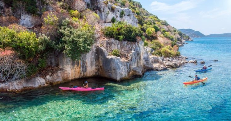 Britanikët po lënë Mesdheun për Shqipërinë – Influencuesit në TikTok nxisin trendin për të vizituar Shqipërinë