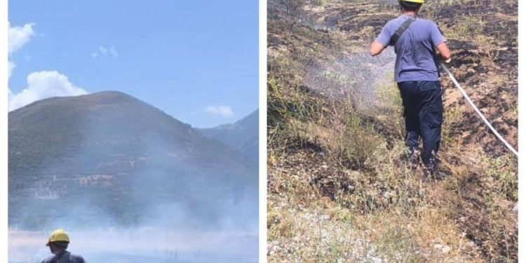 Zjarr në Kardhiq, digjen 3 dynym me bimësi të thatë, shmanget përhapja drejt banesave