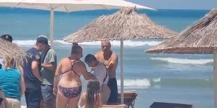 E rëndë në Vlorë, nënë e bijë përfundojnë në intubim, rrezikuan të mbyten në plazhin e Lungomares