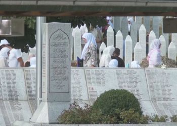 “Në Europë s’ka vend për mohim”, 30 vjet nga masakra e Srebrenicës, mijëra boshnjakë kujtojnë viktimat