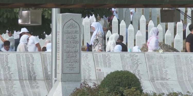 “Në Europë s’ka vend për mohim”, 30 vjet nga masakra e Srebrenicës, mijëra boshnjakë kujtojnë viktimat