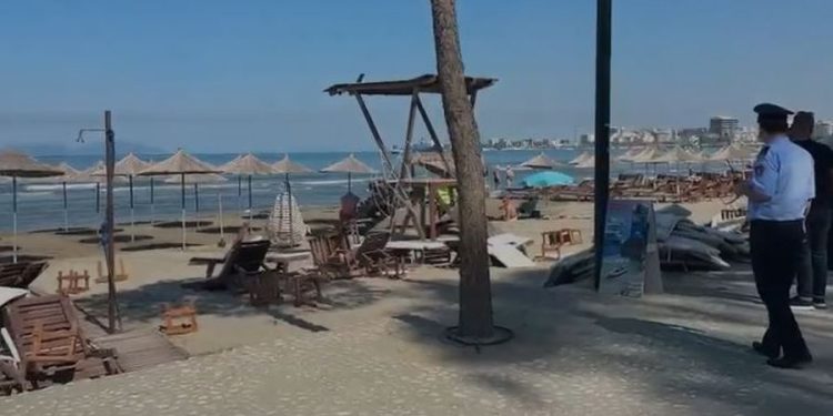 FOTO / Policia aksion në Vlorë dhe Seman për lirimin e plazheve, kontroll për dokumentacionin