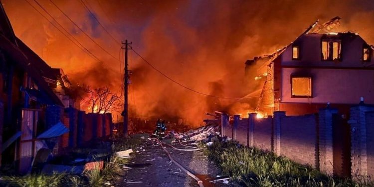 Qindra dronë e raketa godasin Ukrainën, Zelensky kundërpërgjigjet duke sulmuar në 9 rajone ruse