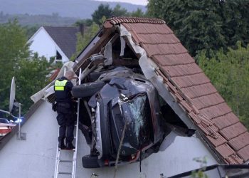 Aksidenti i çuditshëm, makina përfundon mbi çati