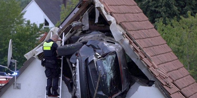 Aksidenti i çuditshëm, makina përfundon mbi çati