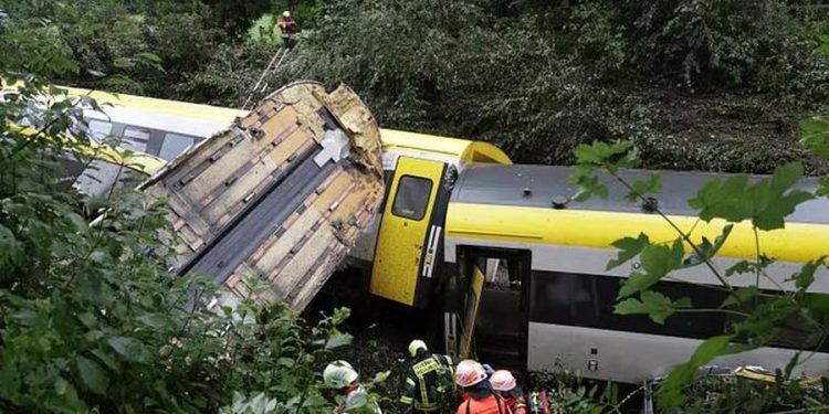 Del nga shinat treni me pasagjerë në Gjermani, viktima dhe të plagosur, shkak dyshohet…