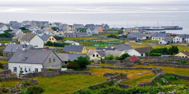 Ju japin edhe 70 mijë euro.. a do të jetonit në këto ishuj të Irlandës?