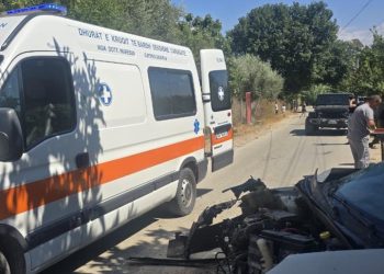 Makina përplaset me murin, dy të plagosur