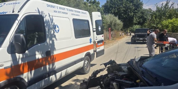 Makina përplaset me murin, dy të plagosur
