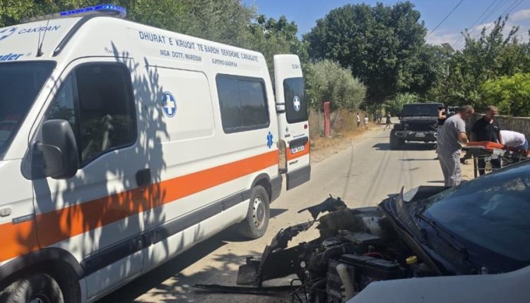 Makina përplaset me murin, dy të plagosur