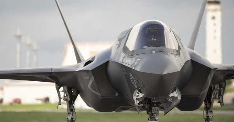 SHBA humb një avion luftarak, F-35 rrëzohet pranë bazës ajrore të Kalifornisë