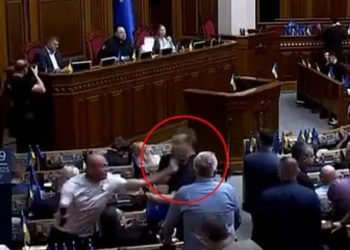 Plas grushti në parlamentin ukrainas, “harrojnë” luftën (Video)