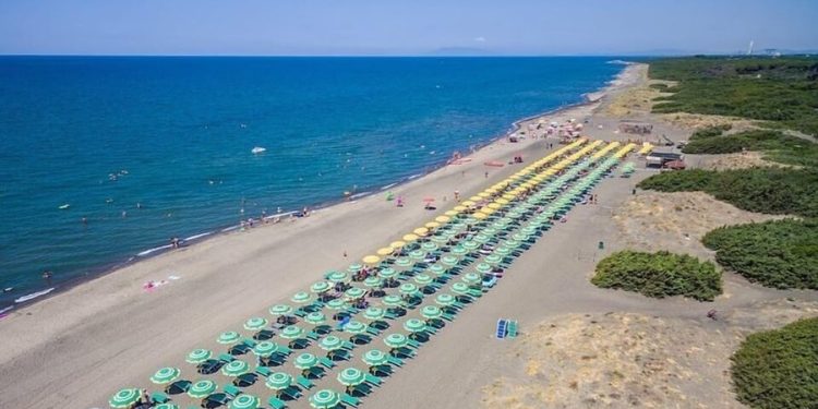 Shembet gropa e rërës që hapi për të luajtur, ndërron jetë 17-vjeçari në Itali