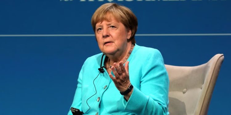 Merkel në Athinë pas 15 vitesh: Kriza greke ishte dramatike, por e domosdoshme