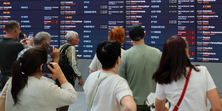 Sulmet ukrainase mbyllin aeroportin në Moskë, anulohen qindra fluturime