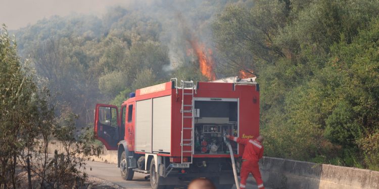 Një ditë pas zjarrit, rikthehet energjia elektrike në fshatrat e Delvinës