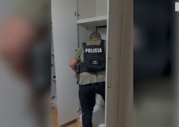 “Kronikat e Narnias” në botën e krimit/ Babë e bir arrestohet për prodhim dokumentesh të falsifikuara, hyrja për në laborator… nga dollapi (Video)