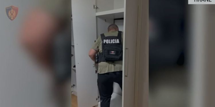 “Kronikat e Narnias” në botën e krimit/ Babë e bir arrestohet për prodhim dokumentesh të falsifikuara, hyrja për në laborator… nga dollapi (Video)