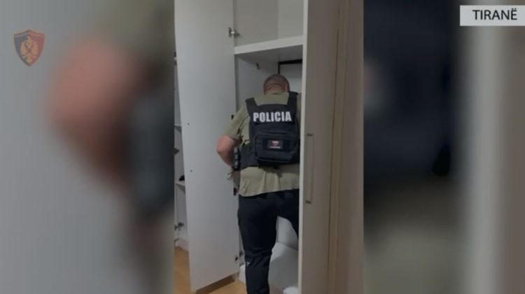 “Kronikat e Narnias” në botën e krimit/ Babë e bir arrestohet për prodhim dokumentesh të falsifikuara, hyrja për në laborator… nga dollapi (Video)