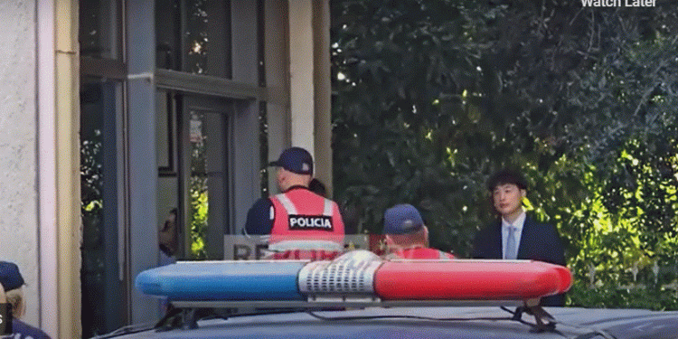 Aksioni te Bankers/ CEO kinez dhe ish-drejtori mbërrijnë në Gjykatën e Fierit, do njihen me masën e sigurisë