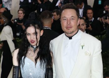 Grimes “shpërthen” ndaj X-it të Elon Musk: “Helm për trurin!”