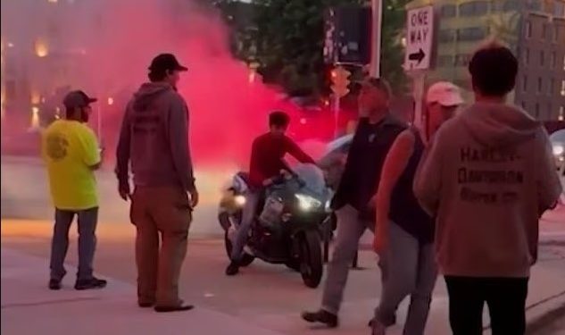 Hero edhe jashtë ekranit: Momoa ndërhyn në një aksident me motor