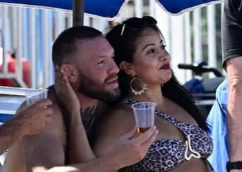 Tradhti apo liri? Conor McGregor fotografuar me një tjetër grua