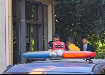 Afera e Bankers/ CEO kinez dhe ish-drejtori Leonidha Çobo mbërrijnë në Gjykatën e Fierit