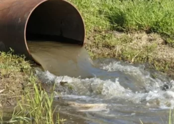 Hoteli në Dhërmi derdhte ujërat e zeza në përrua, nën hetim administratorja