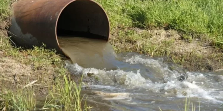 Hoteli në Dhërmi derdhte ujërat e zeza në përrua, nën hetim administratorja