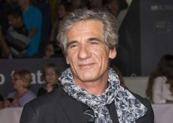 Trishtim në botën e kinemasë: Aktori i njohur gjendet i pajetë në plazh