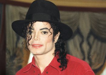 6,200 euro për një çorape të Michael Jackson, ja pse kjo s’është një çmenduri për fansat