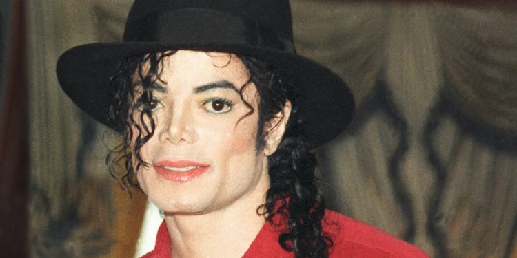 6,200 euro për një çorape të Michael Jackson, ja pse kjo s’është një çmenduri për fansat